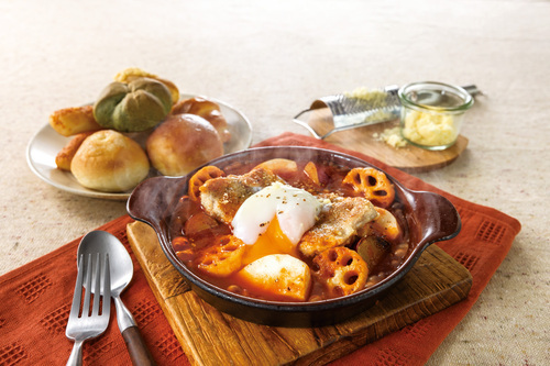 グリルチキンと根菜のトマトビネガー煮　ビスマルク風