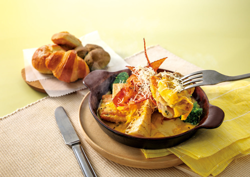 チキンのグリル とろっと卵のカルボナーラソース